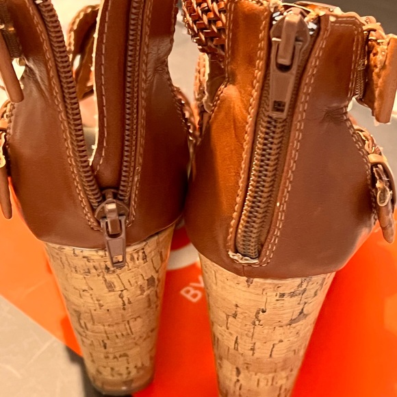 GUESS - Picture 3 of 7